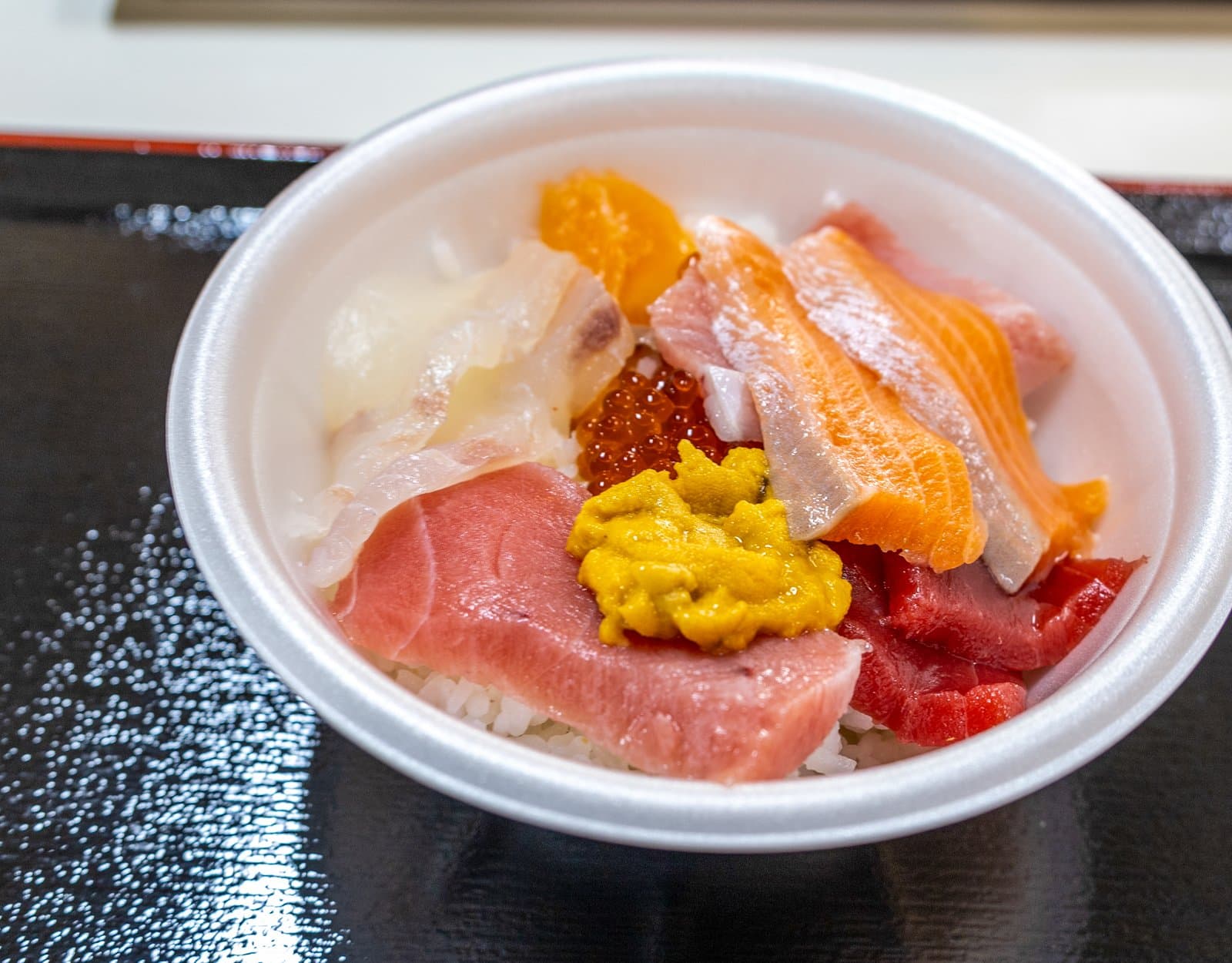 マグロ、サーモン、白身魚、ウニ、イクラをのせたご飯の丼