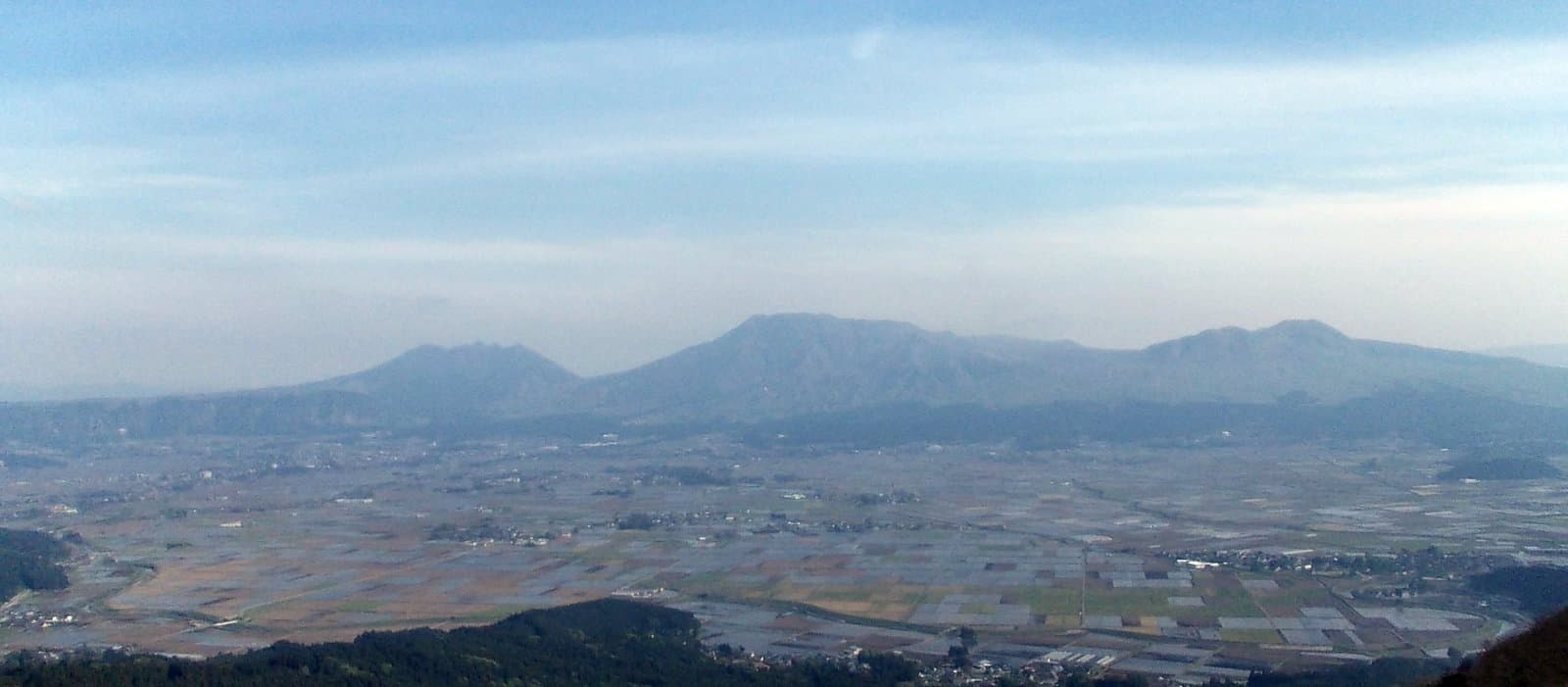 從高處展望台看到的、廣闊田野平原遠方聳立的群山