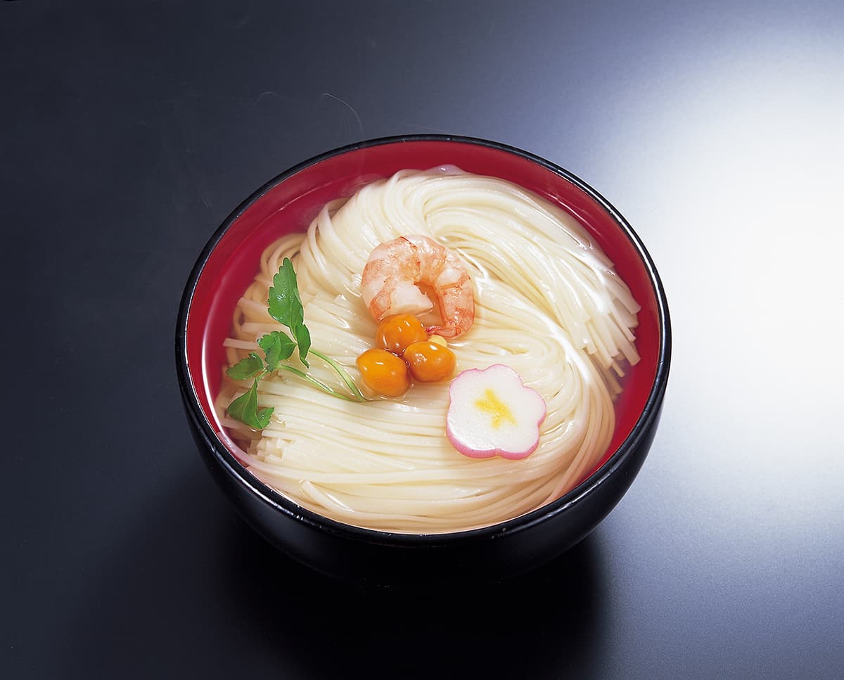 海老と麩をのせた温かい稲庭うどんの赤いお椀