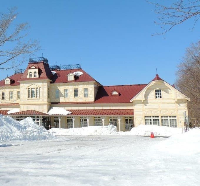 雪の中の、赤い屋根のクリーム色の旧札幌停車場