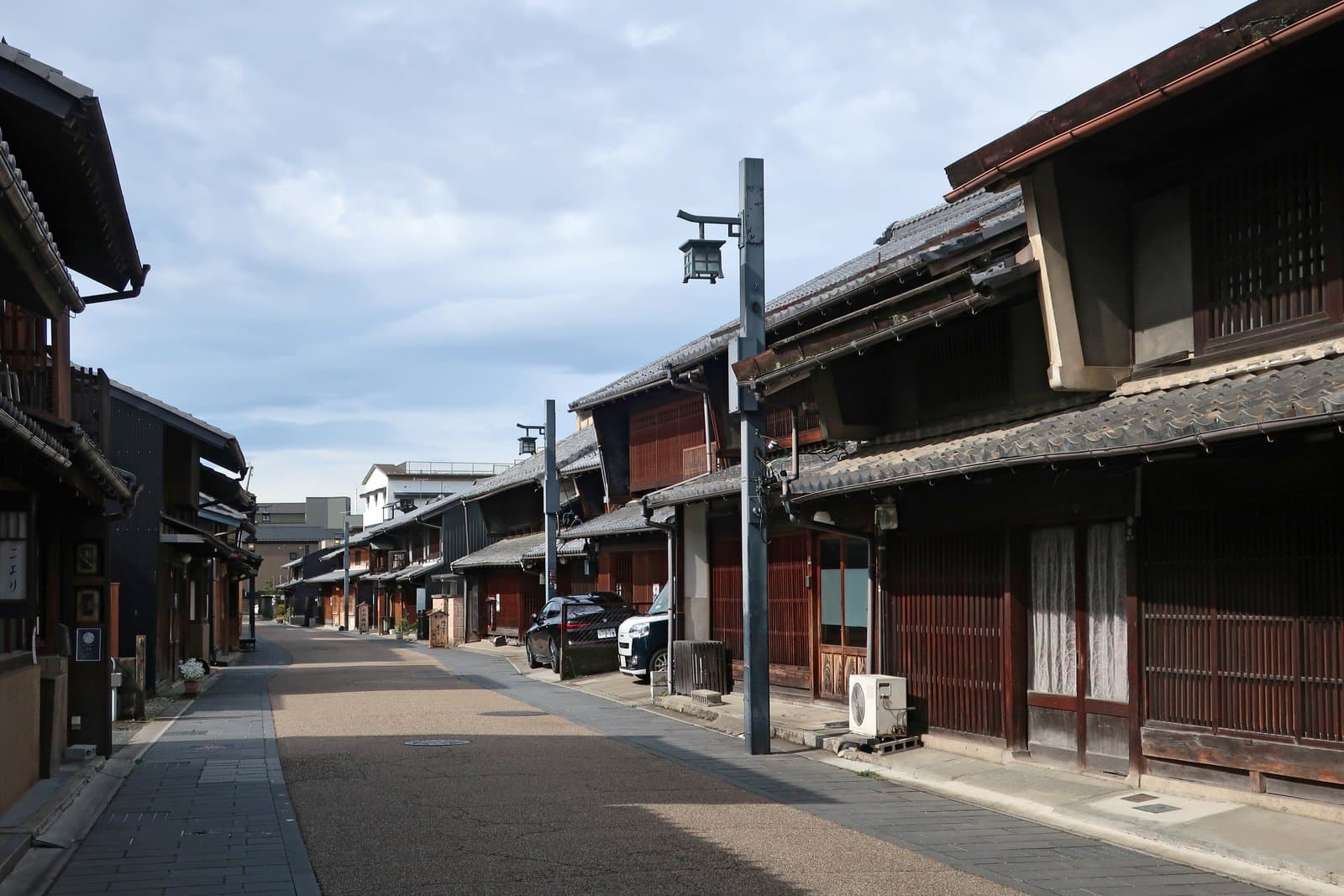 兩旁是格子門面的古老2層木造町家的安靜街道