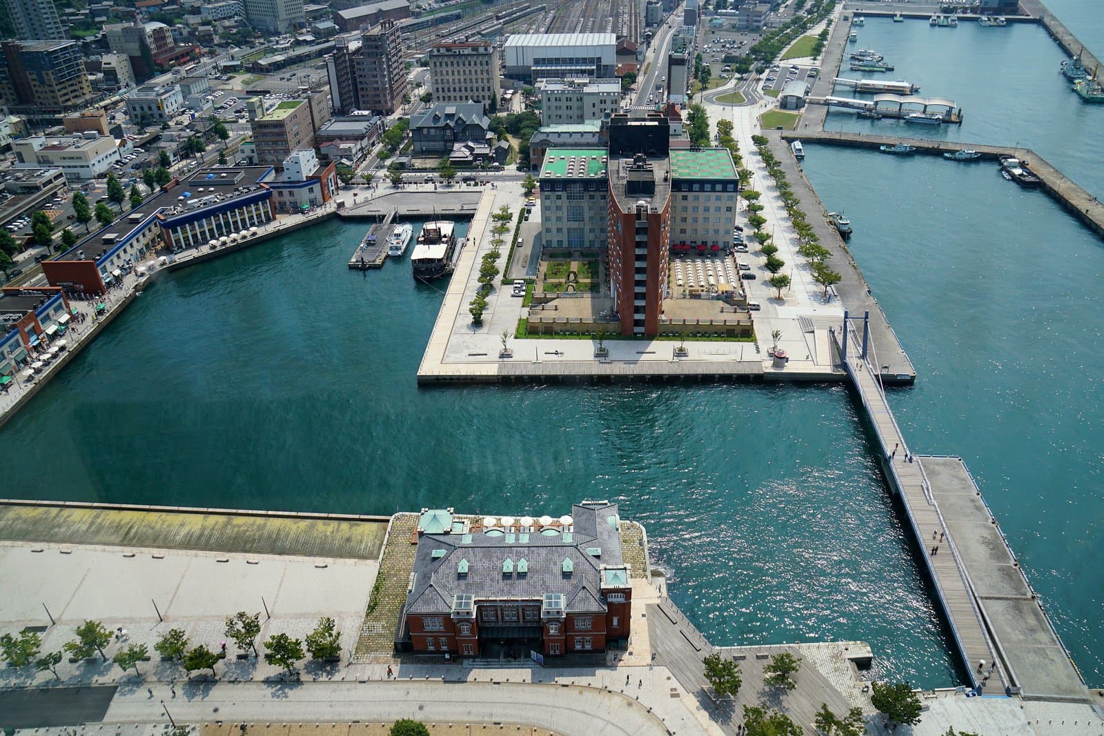 高い所から見た、はね橋のある港とレンガ造りや新しい建物
