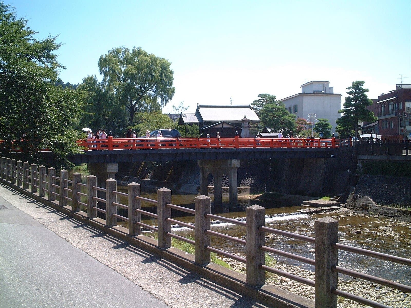 The Nakabashi bridge with vermilion railings over the shallow Miyagawa River, with willow trees behind