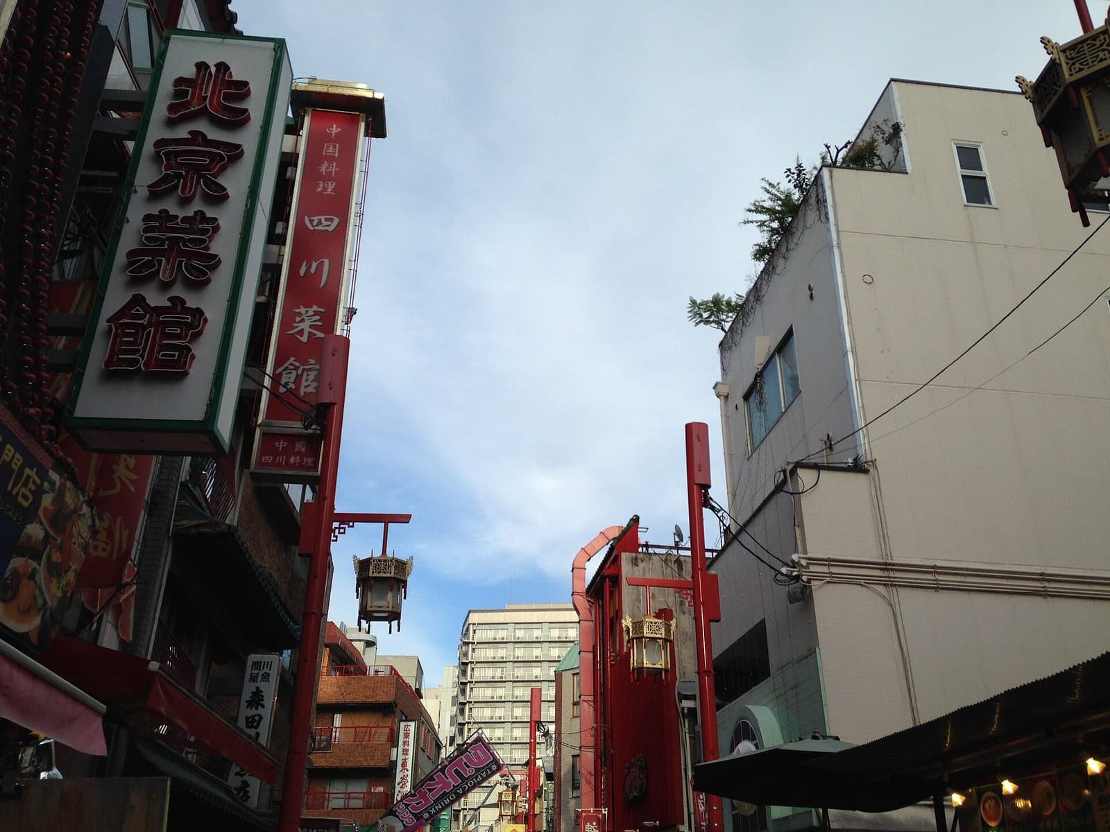 陰天下林立著紅柱、燈籠與中華料理店招牌的街道