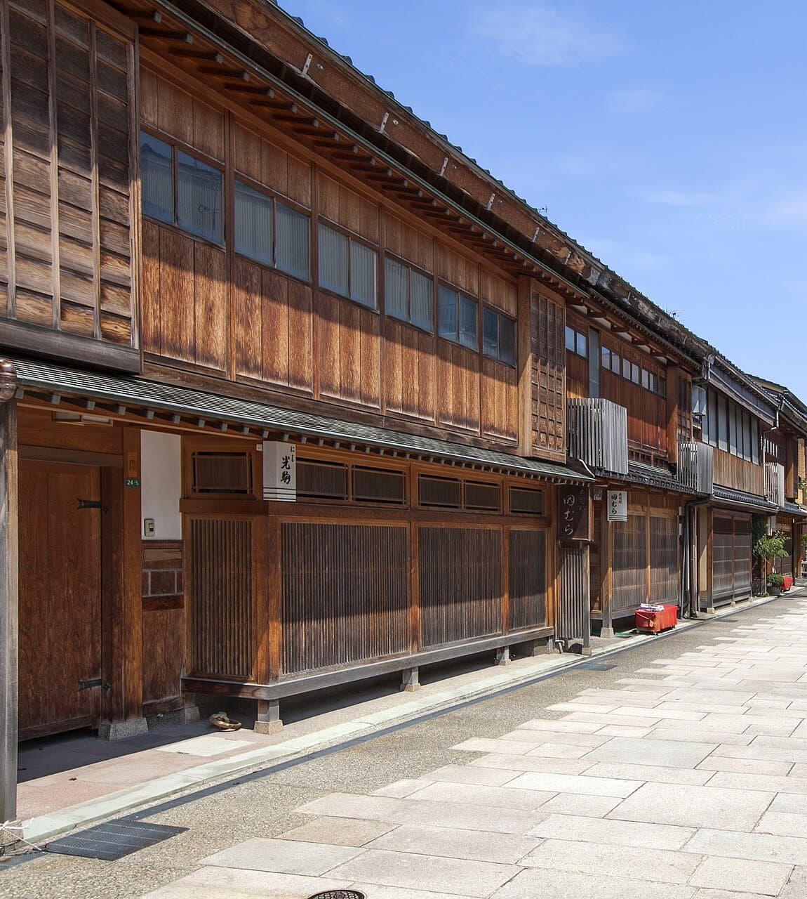 石畳の通りに並ぶ、細かな格子の2階建ての木造の茶屋